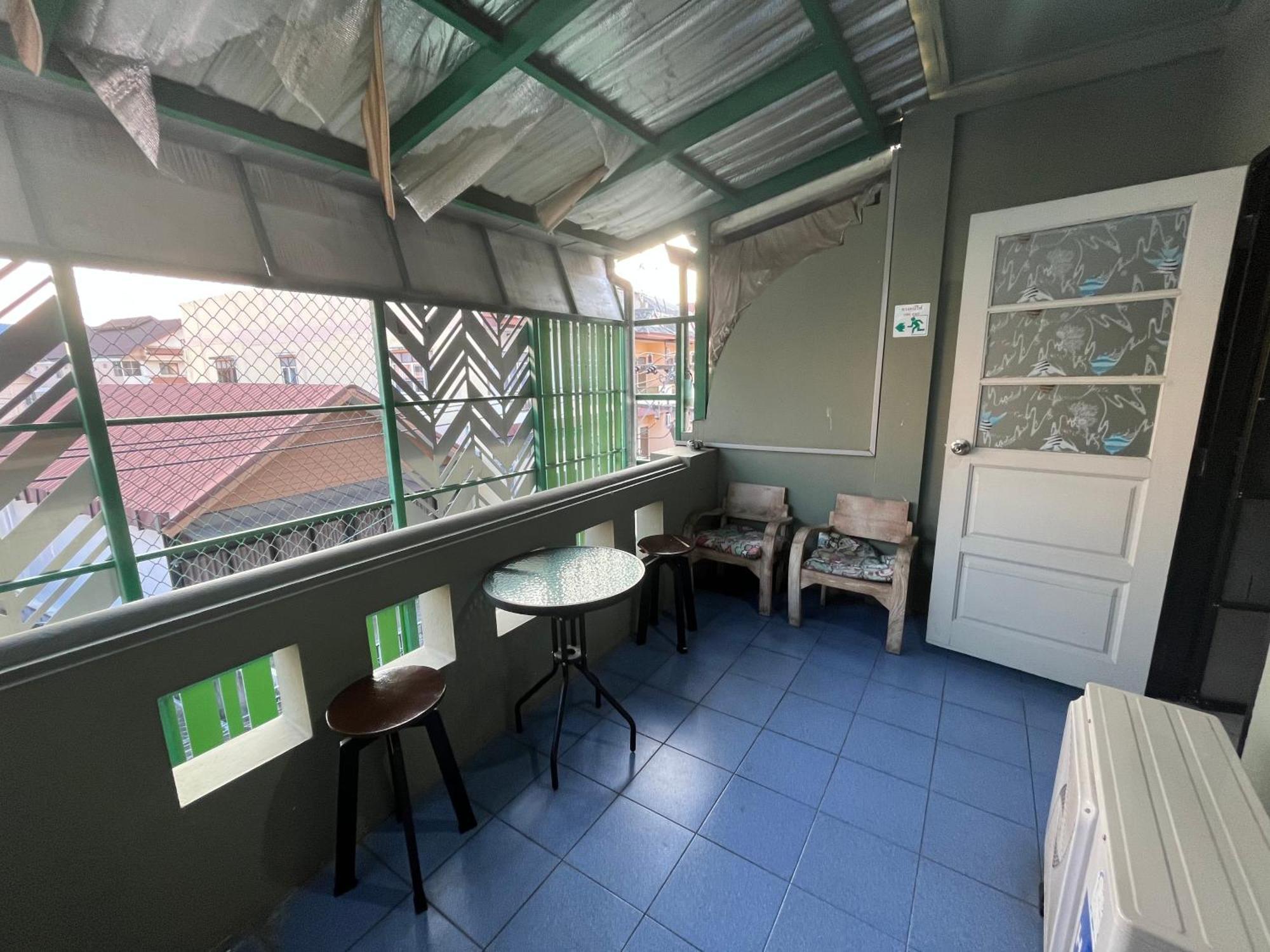 Auberge de jeunesse Lazy Gibbon 1 Chiang Mai - Tha Phae Gate Extérieur photo